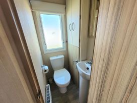 A bathroom with a toilet and sink at St Osyth- Sleeps8-freeparking-wifi-holidaypark in Clacton-On-Sea