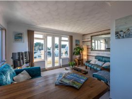 A living room with a sofa and coffee table at 1 Bed Flat - Sleeps 2 - Pets - Balcony - Parking Looe