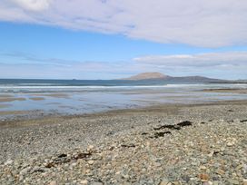 A beach with stones and ocean view at Ocean View in Westport