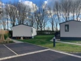 Two mobile homes and a parking area at 2 Bed Lodge Sleeps 4 - Pet Welcome - Fireplace, Cirencester