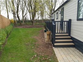 A garden area with steps and lawn at 2 Bed Lodge Sleeps 4 - Pet Welcome - Fireplace, Cirencester