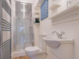 A bathroom with a shower, toilet, and sink at Sedbergh Penthouse - KingBed - Tv - Wifi Sedbergh