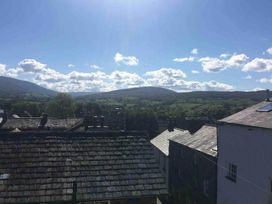 A view of rooftops and mountains under a clear sky at Sedbergh Penthouse - KingBed - Tv - Wifi Sedbergh
