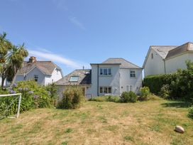 A garden with houses in the background at Lorrell in Salcombe