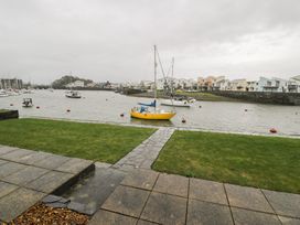 A view of a harbor with boats and houses at 10 Oakley Wharf Porthmadog