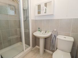A bathroom with a shower, sink, and toilet at 10 Oakley Wharf Porthmadog