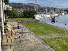 An outdoor area with a table and chairs overlooking the marina at 10 Oakley Wharf Porthmadog