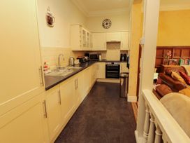 A kitchen with cabinets and appliances at Rochester Apartment in Orton