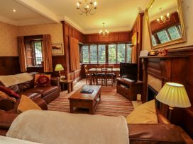 A living room with a sofa and dining table at Rochester Apartment in Orton