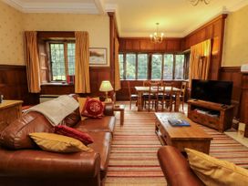A living room with a sofa and dining area at Rochester Apartment in Orton