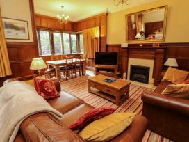 A living room with a sofa and coffee table at Rochester Apartment in Orton