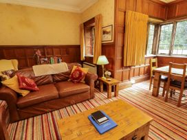 A living room with a sofa and table at Rochester Apartment in Orton