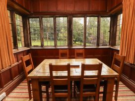 A dining room with a table and chairs at Rochester Apartment in Orton