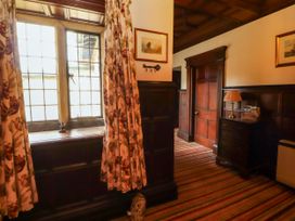 A hallway with a window and wooden furnishings at Rochester Apartment in Orton