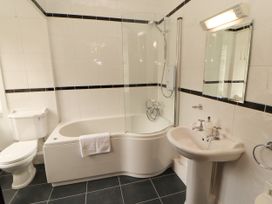 A bathroom with a bathtub, toilet, and sink at Rochester Apartment in Orton