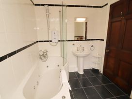 A bathroom with bathtub, sink and shower at Rochester Apartment in Orton
