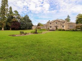 A house with a garden and fountain at Rochester Apartment in Orton