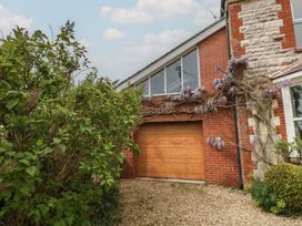 An outdoor view of a garage with plants at Millmead House Annex Portesham