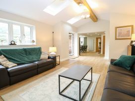 A living room with sofas and a coffee table at Bramley Cottage in Worlingham
