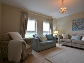 A living room with chairs and a table at An Grianan Getaway in Burt