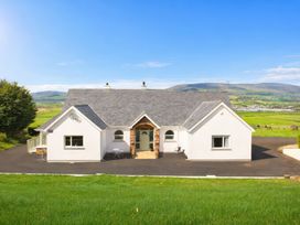 A house with a garden and driveway at An Grianan Getaway in Burt