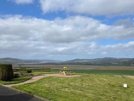 A garden with a table and flowers at An Grianan Getaway in Burt