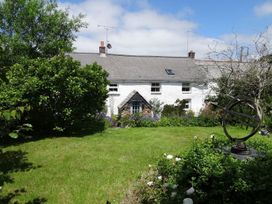 A house with a garden and sculpture at Mays Cottage in Wadebridge