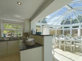 A kitchen with a dining area at Mays Cottage in Wadebridge