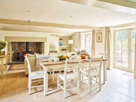 A dining room with a table and chairs at Gitcombe Coach House in Totnes