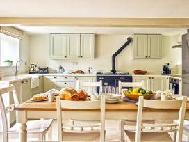 A kitchen with a table and chairs at Gitcombe Coach House in Totnes