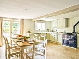 A kitchen with a dining table and chairs at Gitcombe Coach House in Totnes