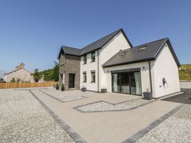 A house with outdoor space and gravel driveway at Brynseion Uchaf near Aberystwyth