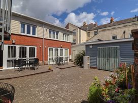 A garden with tables and chairs at Beck House in Weymouth