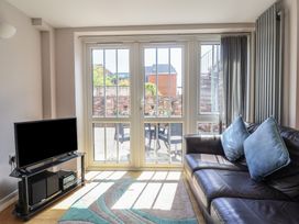 A living room with a TV and a sofa at Beck House in Weymouth
