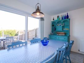 A dining room with a table and chairs at Serfaus in Perranporth
