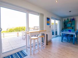 A dining room with a table and chairs at Serfaus in Perranporth