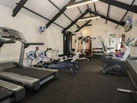 A gym with exercise equipment at Honeycombe Lodge