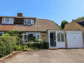 A house with a garage and garden at Tane in Winterborne Stickland