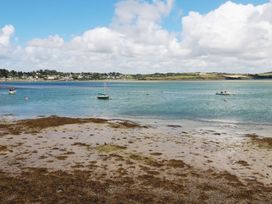 A view of the sea with boats and seaweed at Stowaway Cottage in Padstow