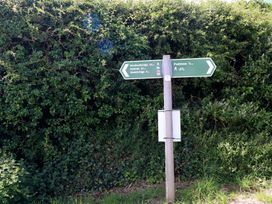 A signpost pointing towards Wenfordbridge, Bodmin, Wadebridge, and Padstow