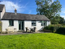 An outdoor area with seating and table at Wren Cottage in Cowbridge