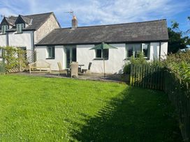 A house with a patio and garden at Wren Cottage in Cowbridge