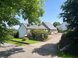 A house with a garden and driveway at Wren Cottage in Cowbridge