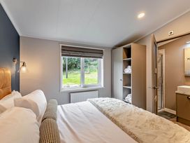 A bedroom with a bed and closet at Elwy 3.0 Pet in Llandyrnog