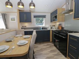 A kitchen with a dining area at 51 Calgarth Park Troutbeck