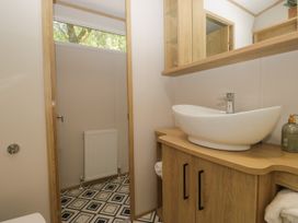 A bathroom with a sink and toilet at 51 Calgarth Park in Troutbeck