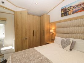 A bedroom with bed and wardrobe at 51 Calgarth Park Troutbeck