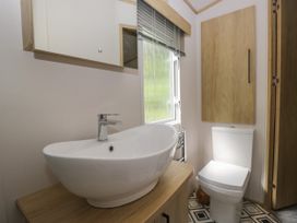 A bathroom with a wash basin and toilet at 51 Calgarth Park, Troutbeck