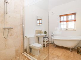 A bathroom with a shower, toilet, sink, and bathtub at Tuft House in Hovingham