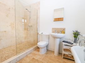 A bathroom with a shower, toilet, sink and bathtub at Tuft House in Hovingham